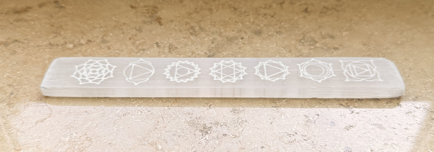 Rechteckige Selenitplatte mit Chakra-Symbolen