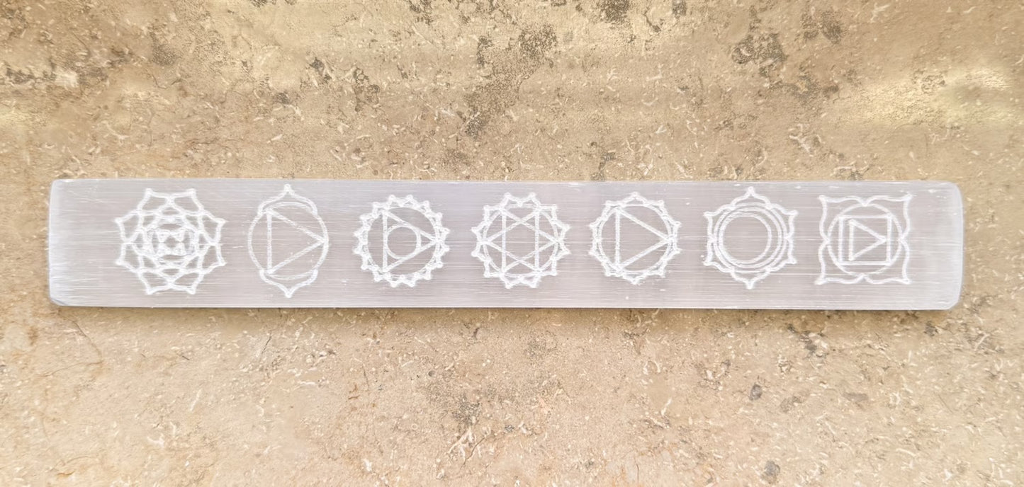 Rechteckige Selenitplatte mit Chakra-Symbolen