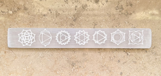 Rechteckige Selenitplatte mit Chakra-Symbolen